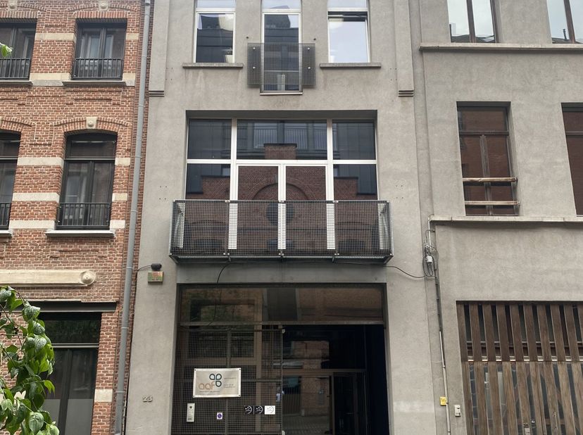 Espace de bureau situé dans un ancien entrepôt au cœur du quartier branché de Cadix, sur l’Eilandje à Anvers.<br />
Le bureau est situé au premier éta