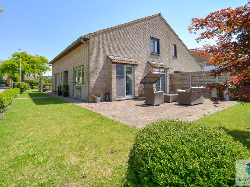<br />
Ruime en energiezuinig gerenoveerde halfopen bebouwing met 5 slaapkamers, garage en zonnige tuin<br />
Deze lichtrijke en instapklare halfopen