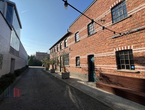                                         Bureaux à louer à Drongen, € 4.000
