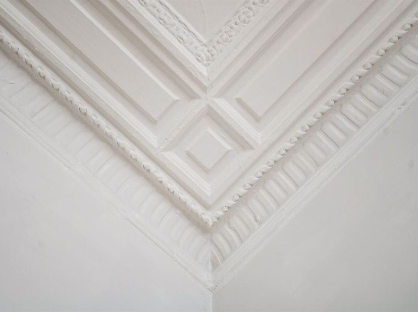 Dit charmante gelijkvloers appartement bevindt zich in de Arendstraat te 2018 Antwerpen, in de gegeerde wijk Zurenborg. De ligging is uiterst centraal