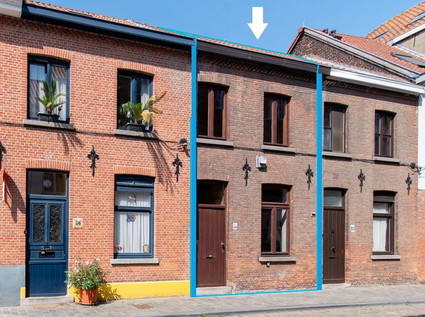 BRUGGE - STARTPRIJS – TE RENOVEREN stadswoning met TERRAS, PRAKTISCH en VLOT BEREIKBAAR GELEGEN in het historisch centrum tussen ’t Zand en het statio