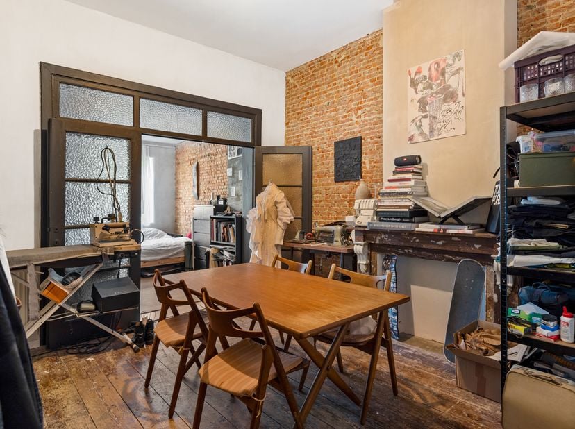 Welkom in deze hippe kamer in het kloppend van Antwerpen!<br />
Wij verkopen een kamer op de eerste verdieping achteraan (met gemeenschappelijke keuke