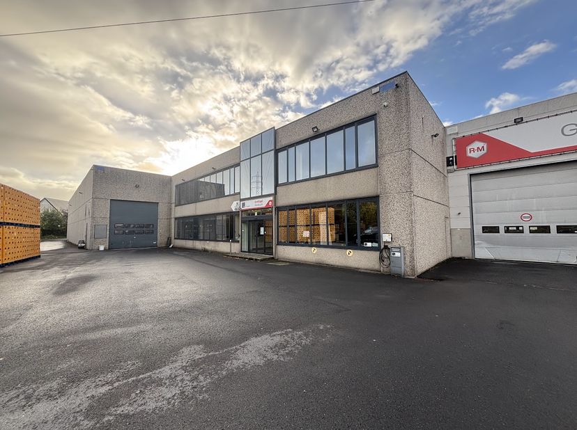 Entrepôt d'environ 180 m² avec bureau d'environ 35 m² à louer, dans un excellent emplacement à Anzegem et à seulement 5 minutes de la sortie de Warege