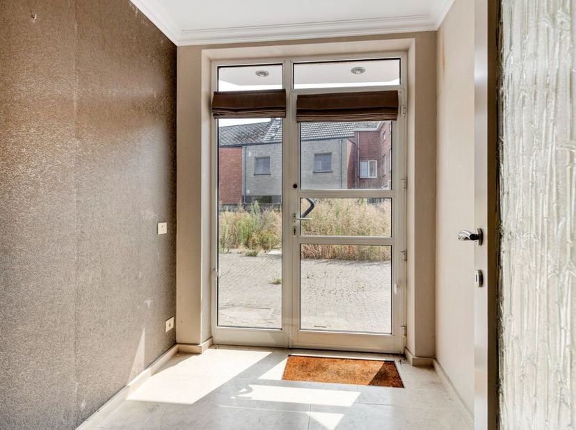 Deze woning is gelegen op wandelafstand van het centrum van Mol met tal van winkels, het ziekenhuis, het station, horecagelegenheden,... Daarnaast bev