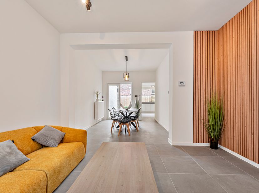 Deze instapklare woning werd anno 2026 volledig gerenoveerd en beschikt over een aangelegde tuin met terras.<br />
Horeca, warenhuizen, scholen,... zi