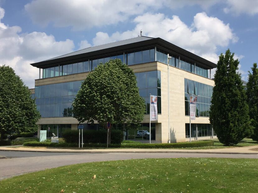 Dans un Parc d'Affaire verdoyant, bel espace de co-working meublés et équipés avec multiples possibilités en option. Possibilité de Bureaux privatifs