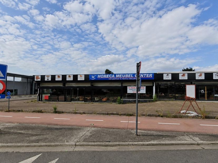 Baanwinkel te koop met een winkeloppervlakte van ca. 967 m² op een perceel van ca. 2.307 m² op een zichtlocatie. Dankzij de strategische ligging aan e
