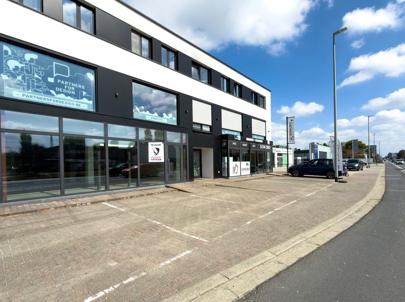 Modern en lichtrijk handelspand van ca. 224 m² met 4 parkeerplaatsen te huur op een uitstekende commerciële locatie langs de Gentsesteenweg (N43) te D