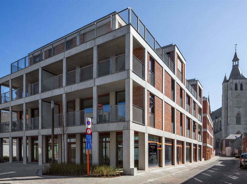 Centraal gelegen nieuwbouw handelspand, casco opgeleverd!<br />
Bent u op zoek naar een ideale locatie voor uw bedrijf? Deze handelsruimte van 63,5 m²