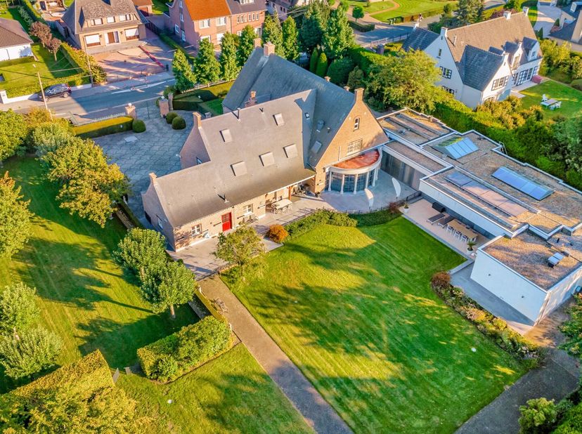 Dit schitterend landhuis zal u ongetwijfeld kunnen verrassen zowel qua ruimte als qua afwerkingsniveau. Zo zijn er meerdere gezellige leefruimtes alle
