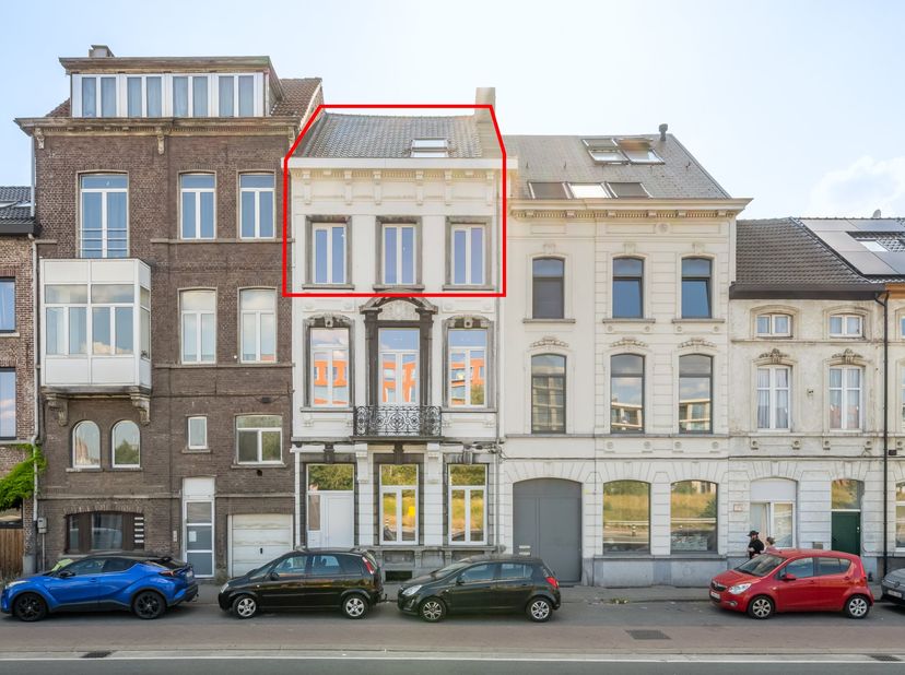 Aan Dok-Zuid 10/11/12 te Gent bieden wij dit unieke duplex-appartement aan, gelegen op de bovenste verdiepingen van een majestueuze herenwoning die in