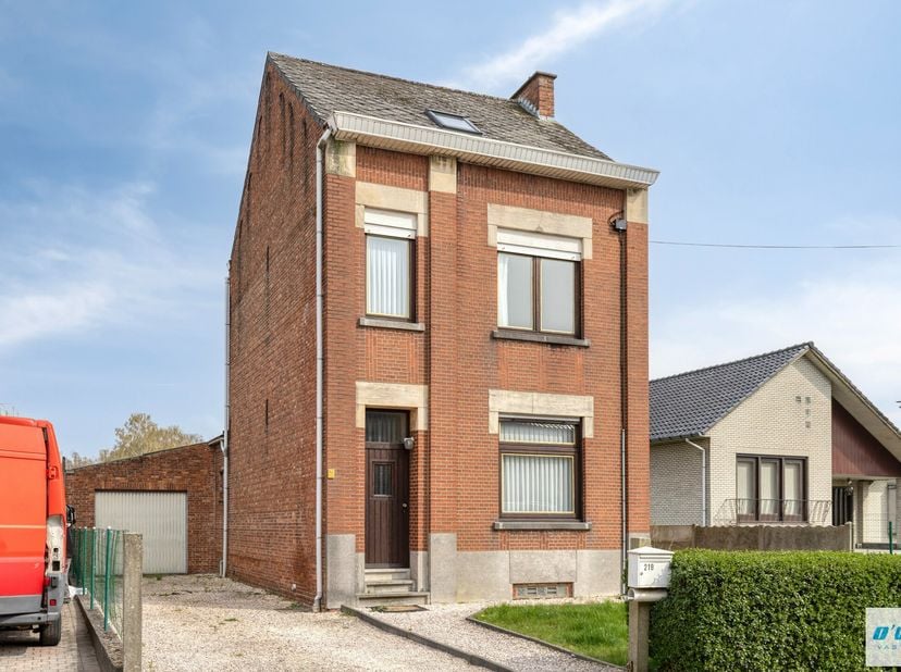 Deze karaktervolle vrijstaande woning in Erps-Kwerps beschikt over een praktische indeling met inkomhal, leefruimte, eetkamer, keuken, badkamer, toile