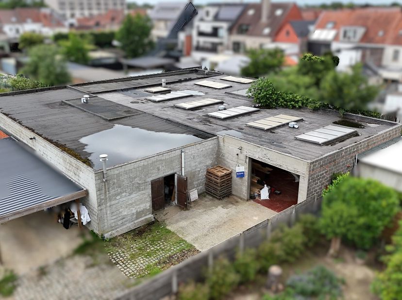 Loods op 872 m² te Kuurne.<br />
Deze is bereikbaar via de Pachthofweg te Kuurne. Een loods die momenteel dienst doet als opslag van hout en saunas. H