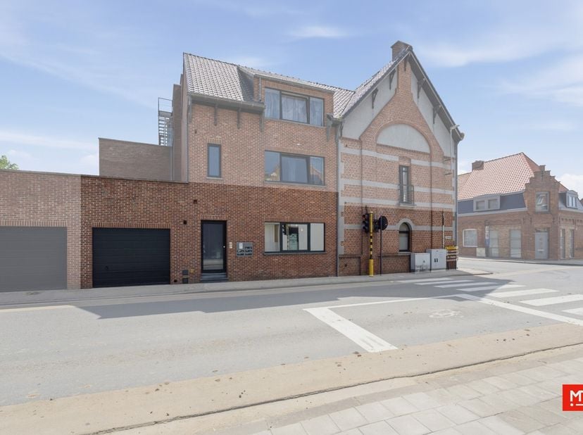 In het centrum van Langemark, op wandelafstand van de markt en alle voorzieningen, bevindt zich dit instapklare appartement met 2 slaapkamers. Het app