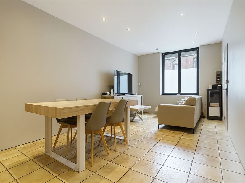 Située dans une rue calme de Mouscron, cette maison à rafraîchir offre de beaux volumes, un extérieur agréable et un fort potentiel.<br />
Au rez-de-