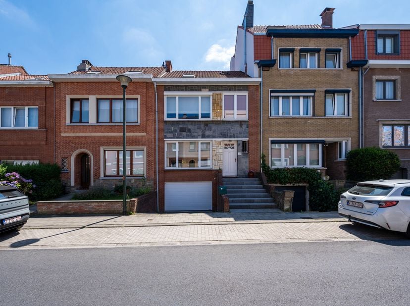 WOLUWE-SINT-PIETER, Op een steenworp van het Sint-Alenaplein en alle faciliteiten, charmant HUIS (3 slpk/bur/2 badk) van ± 185m² bewoonbare oppervlakt
