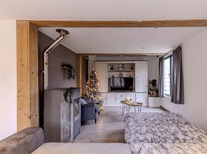 Chalet met 2 slpk op circa 10a02ca<br />
Ligging: Rustig gelegen in een groene omgeving met alle faciliteiten in de nabijheid. Tevens zijn de invalswe