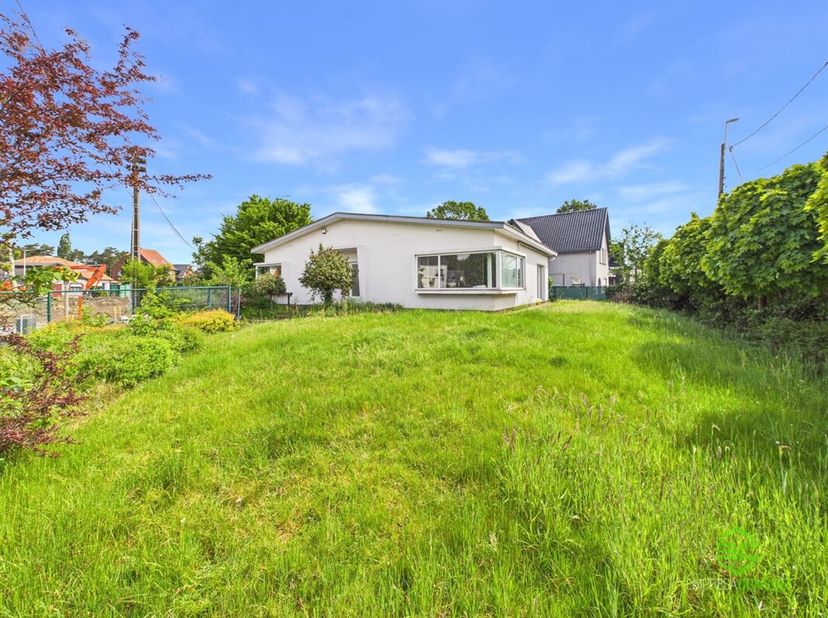 + Als u op onze eigen website (www.empresaconsult.be) naar deze woning doorklikt, vindt u een volledige 360° impressie! +<br />
Aan de Molenweg 1 in Z