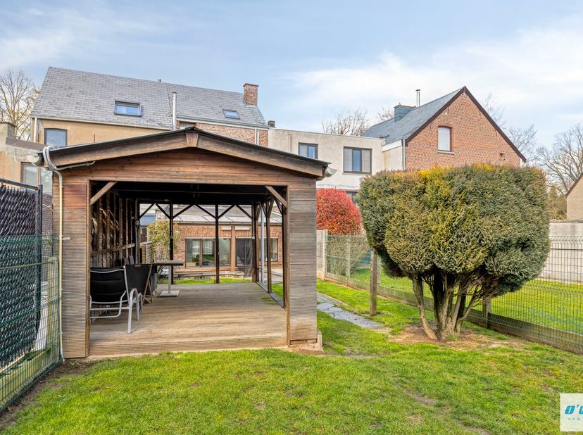 ERPS-KWERPS Deze charmante woning met retro-elementen verwelkomt u via de inkomhal en zo naar de lichtrijke woon- en eetkamer, aansluitend op een open