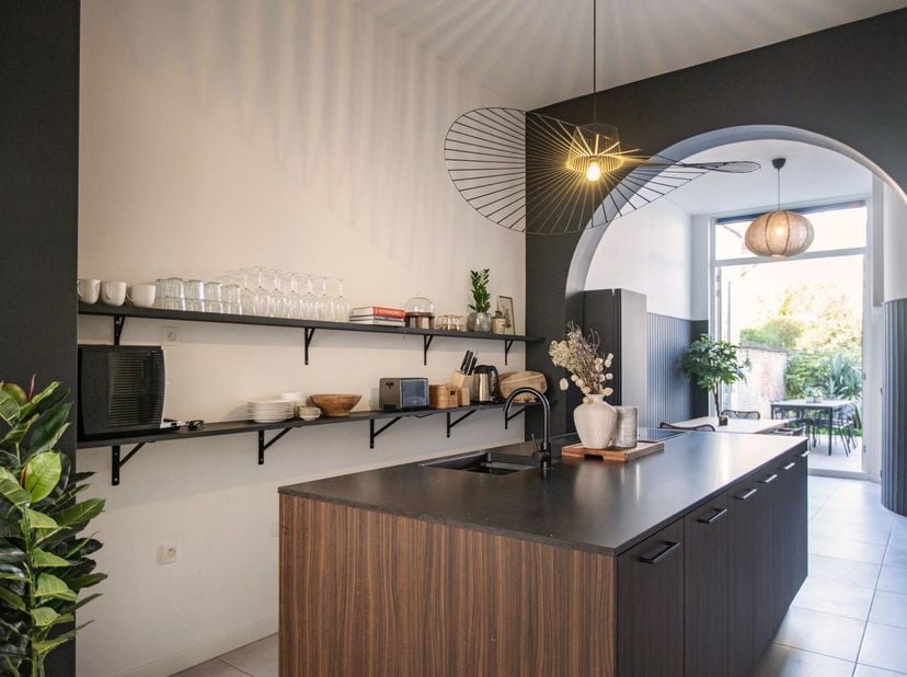 Maison de maître rénovée (204 m²) dans l'Arendstraat, au cœur de Zurenborg, à deux pas de la Dageraadplaats. Construite en 1899, entièrement rénovée e