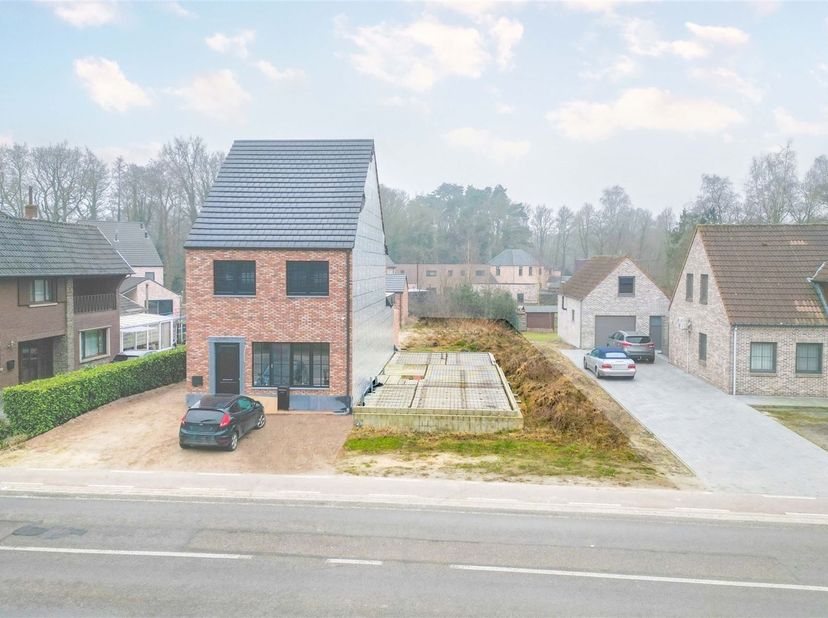 Bouwgrond van 4a77ca geschikt voor een halfopen bebouwing, met reeds vergunde plannen en aangelegde kruipkelder<br />
<br />
Omgeving: <br />
+ Lok