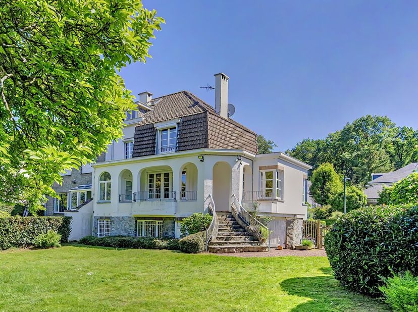 Deze charmante villa met drie gevels, gebouwd in 1938, ligt aan een prachtige laan langs het Zoniënwoud en valt op door haar tijdloze elegantie en uit