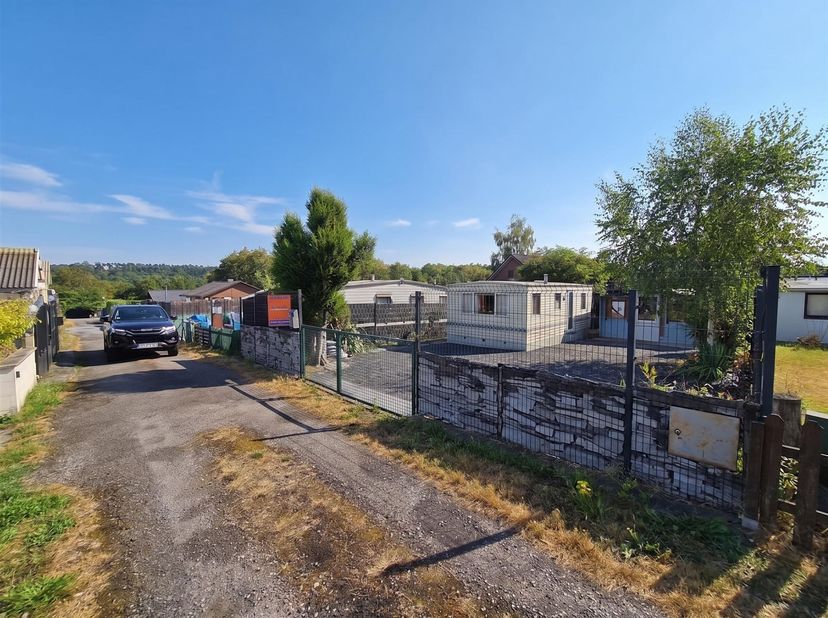 Wooncaravan gelegen op het domein Relax Meuse, ideaal gelegen in een rustige omgeving nabij talrijke toeristische bezienswaardigheden, bestaande uit: