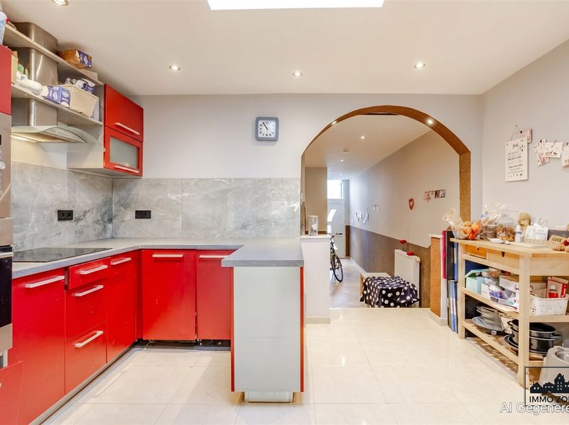 Op zoek naar een lichtrijke woning met drie slaapkamers, vlak bij het centrum van Sint-Niklaas?<br />
Dan is deze woning absoluut iets voor u!<br />
D
