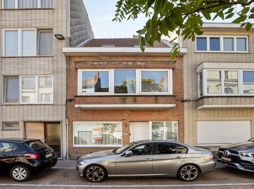 Laat je verrassen door deze piekfijn onderhouden, LICHTRIJKE woning met 3 à 5 SLAAPKAMERS en zonnig TERRAS met ACHTERPOORTJE. Totale grondopp.: 103m2.