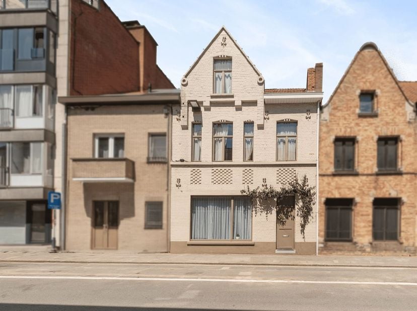 Op een centrale ligging, vlak bij het stadscentrum, winkels, scholen en openbaar vervoer, bevindt zich deze verrassend ruime stadswoning met tal van m