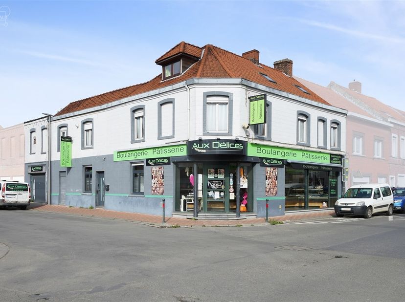 Vaste immeuble mixte composé d'un commerce et d'un spacieux appartement en duplex. <br />
Le rez-de-chaussée commercial comprend un magasin, deux ate
