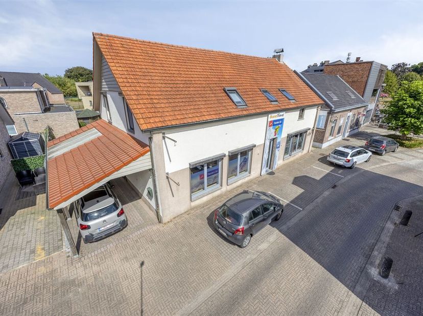 TE KOOP: Woning met handelsruimte en appartement in het centrum van Eksel!<br />
In het hart van Hechtel-Eksel vindt u dit bijzonder veelzijdige pand