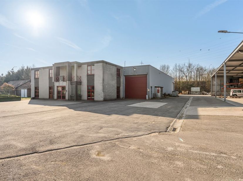 Bedrijfshal met burelen in Bree<br />
Ligging:<br />
Deze KMO-unit bevindt zich op het industrieterrein Kanaal-Noord in Bree, met vlotte verbindingen