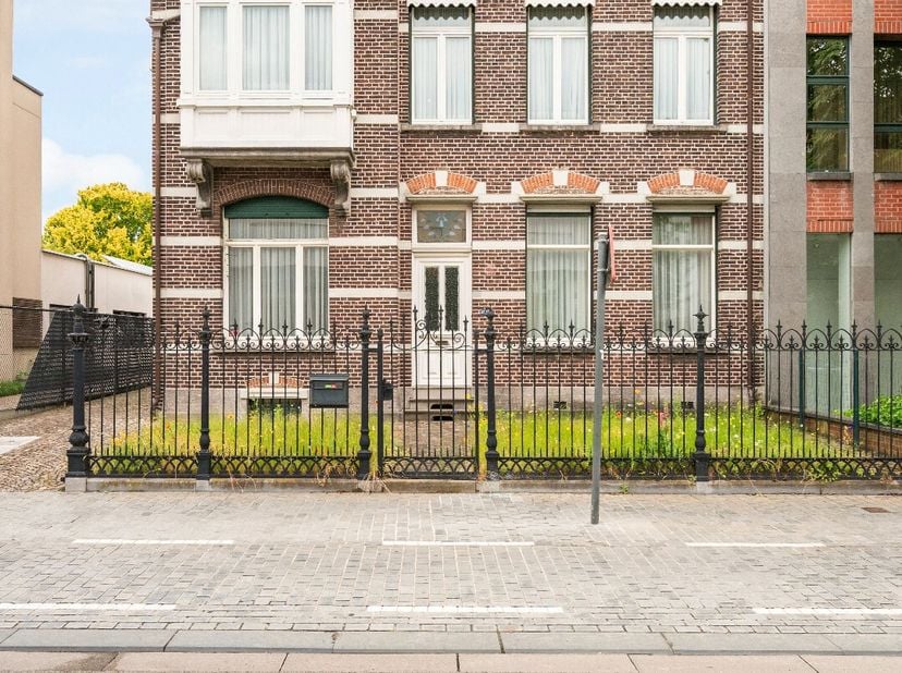 Dit authentieke herenhuis uit begin vorige eeuw (1899 - 1918) bevindt zich in het centrum van Mol. De ligging is een echte troef: op wandelafstand van