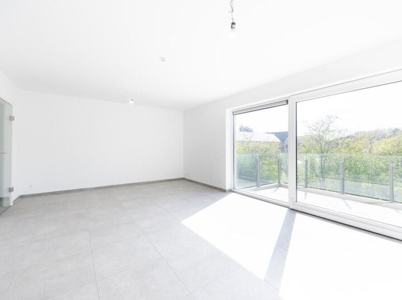 Au 1er étage dune résidence située dans un clos paisible à Rocourt, appartement 2 chambres (+/- 92m² de surface brute daprès plans) composé d'un hall