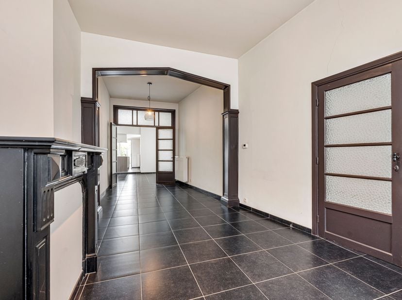 Charmante stadswoning in centrum Wevelgem te koop<br />
Je betreedt de woning via de inkomhal met toegang tot de kelder en een apart toilet. Vervolgen