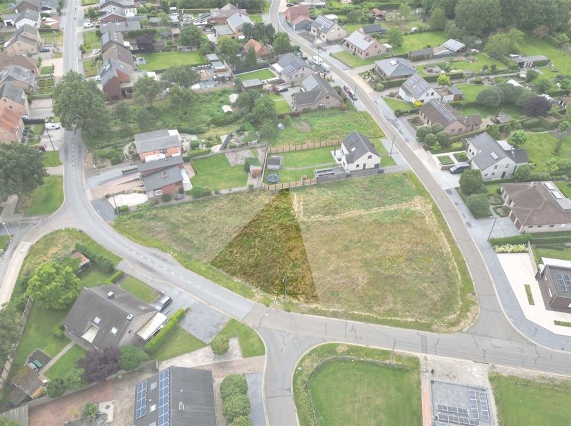 Rustig gelegen bouwgrond voor open bebouwing van 5a 96ca<br />
<br />
Omgeving:<br />
+ Groen en centraal gelegen<br />
+ Vlakbij het natuurreserv