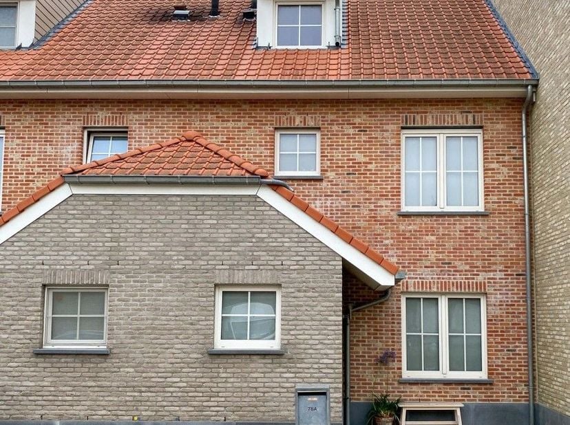 Heel verzorgde woning bestaande uit een inkomhall, living, keuken met berging, 3 slaapkamers, badkamer, grote hobbyzolder (extra slaapkamer), terrastu