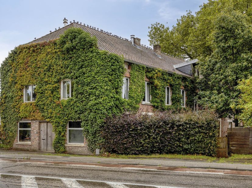 À la recherche d’une maison de caractère, spacieuse et chargée d’histoire ? Cette authentique maison de meunier d’environ 400 m² habitables offre un c