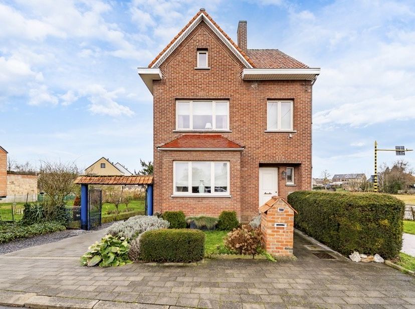 Welkom in deze&amp;nbsp;goed onderhouden woning. De woning is gelegen op een rustige straat en heeft 3 slaapkamers.<br />
<br />
De woning heeft een bewoo