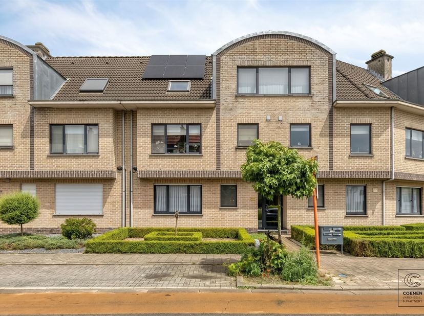 Dit verzorgde gelijkvloerse appartement heeft een bewoonbare oppervlakte van 93 m², 2 slaapkamers, een prachtige, zonnige tuin, en optioneel een exter