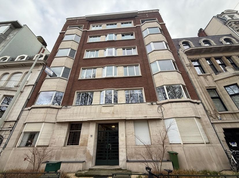 Ruim appartement op centrale ligging op wandelafstand van winkels, openbaar vervoer, ... Gunstige ligging voor de grote verbindingswegen.<br />
<br />