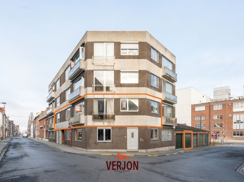 Dit appartement geniet van een centrale ligging in Izegem nabij winkels, scholen, station, bakkers, slagers,...<br />
<br />
Het appartement heeft een