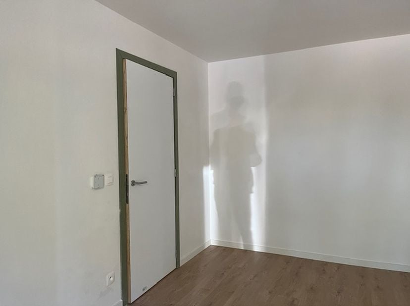 Deze gelijkvloerse wooneenheid beschikt over 2 slaapkamers en combineert comfort met privacy. Het appartement geniet van een zuidgericht terras, een p