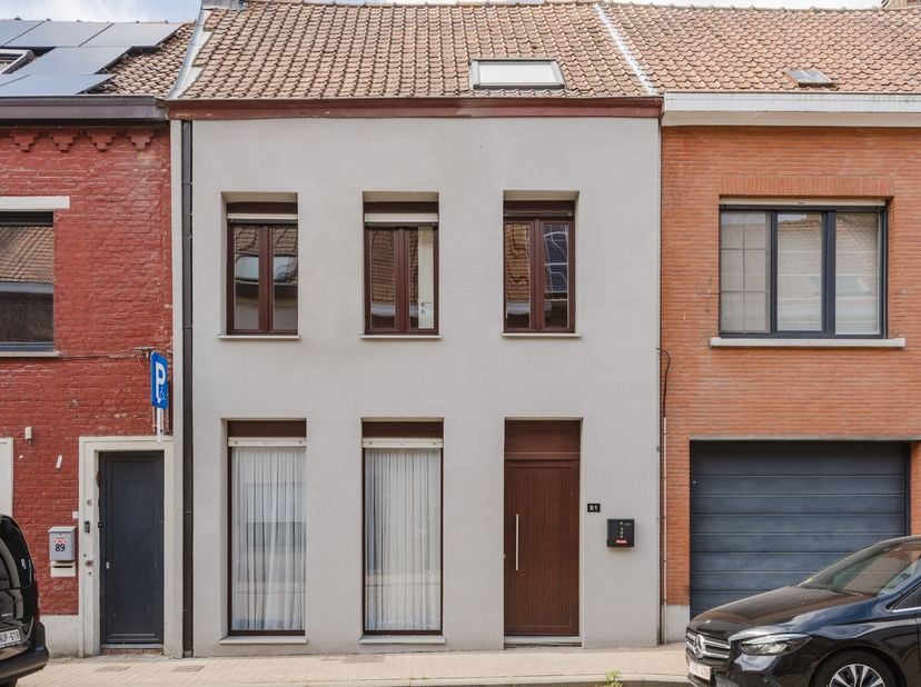 Welkom in deze recent gerenoveerde woning die werd getransformeerd naar een gezellige en instapklare woonst.&amp;nbsp;<br />
<br />
De inkomhal verwelkomt