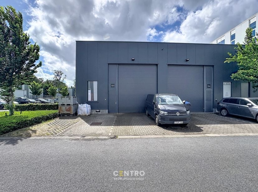 Benaderende AFMETINGEN:<br />
8,4m breed op 21,62m diep<br />
<br />
SPECIFICATIES:<br />
<br />
	Constructie: Metalen constructie met volledige overs