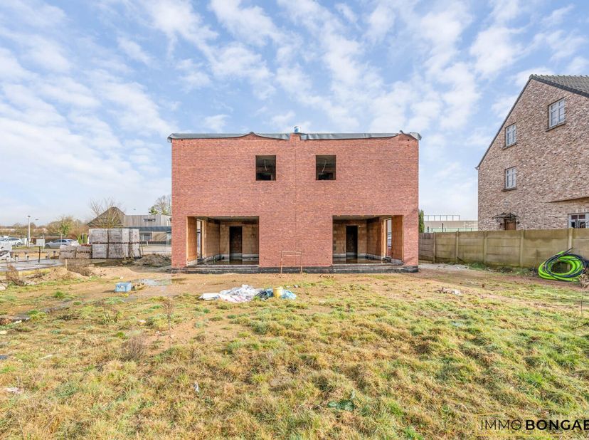Deze volledig afgewerkte woning combineert hedendaags comfort met energiezuinig wonen. Er is een mogelijkheid tot aankoop aan 6% btw in plaats van 21%