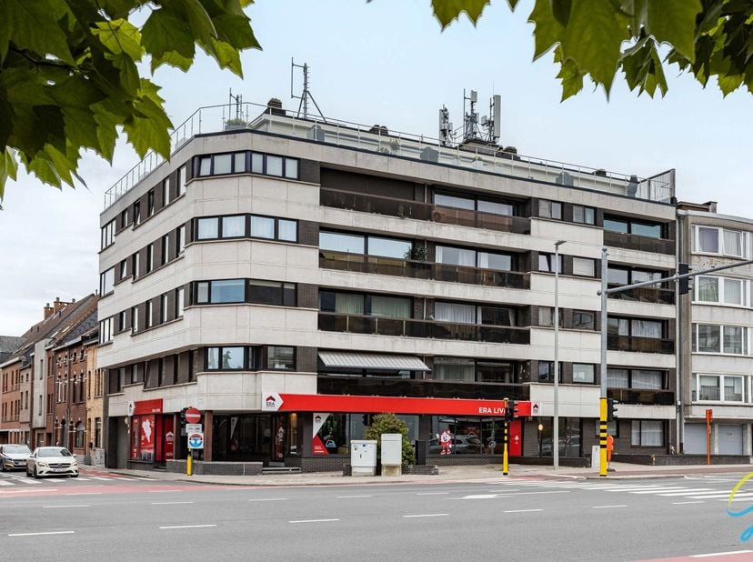 TE KOOP IN AALST<br />
Gelegen op een absolute toplocatie in Aalst, vlak bij het stadscentrum en met een vlotte verbinding naar de E40, combineert dit