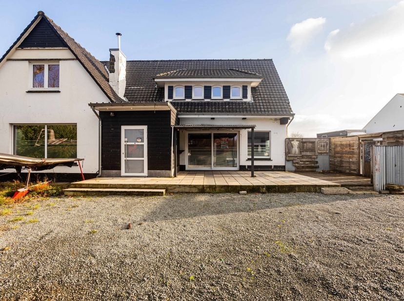 Ce projet d'investissement comprend actuellement trois entités cadastrales distinctes.<br />
1. Maison de commerce sur un terrain de 948 mètres carrés