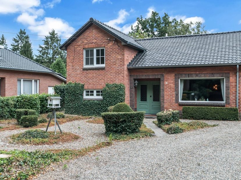 Gelegen aan de prestigieuze Dobbelsteynstraat 12 bevindt deze vrijstaande woning zich op één van de meest gegeerde woonlocaties van Lanaken. Deze resi